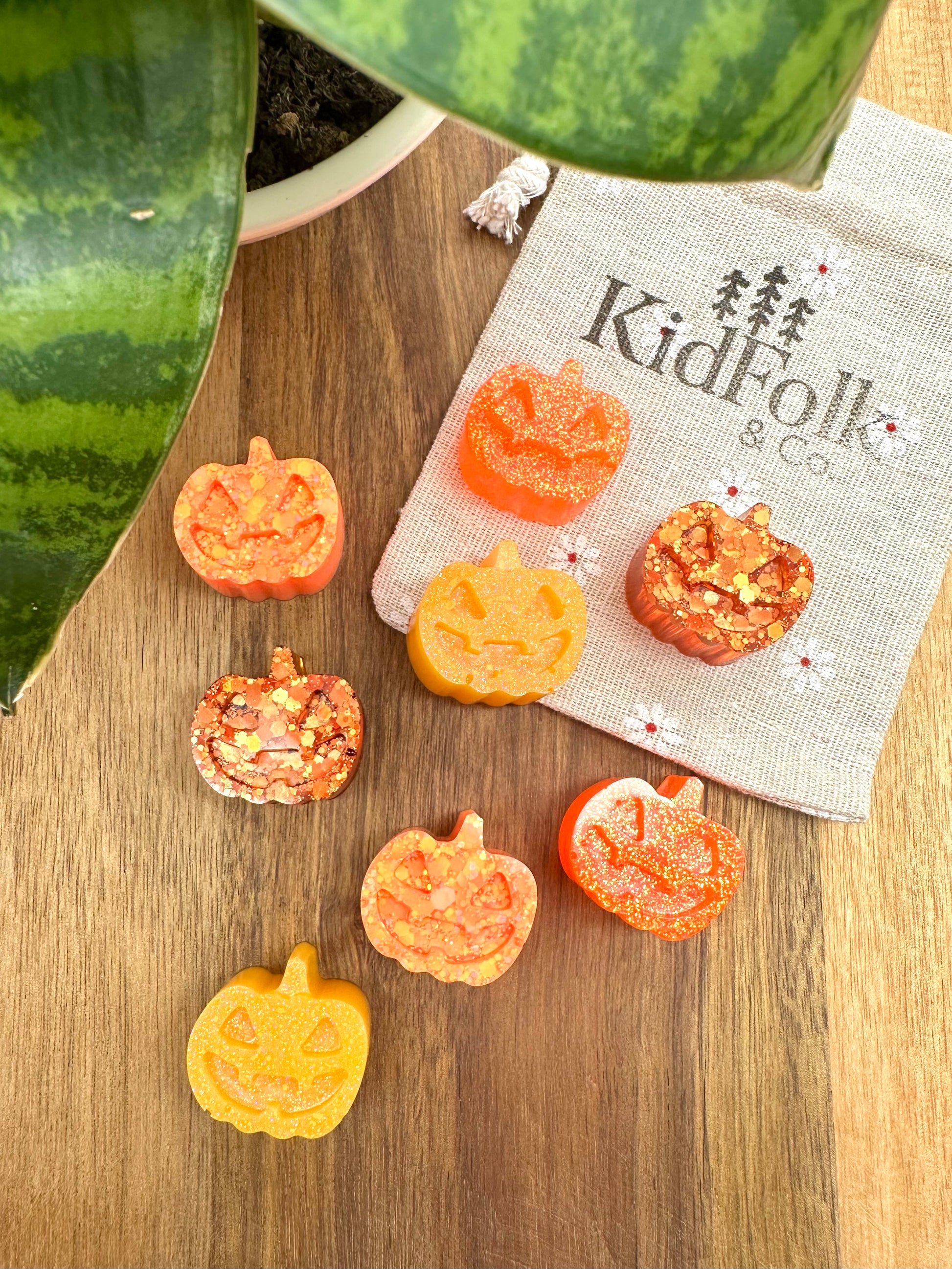 Jack O' Lantern Treat Bags: fill with goodies for a Halloween party!